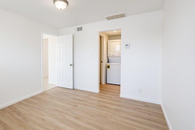 Building Photo - 604 S Bellview