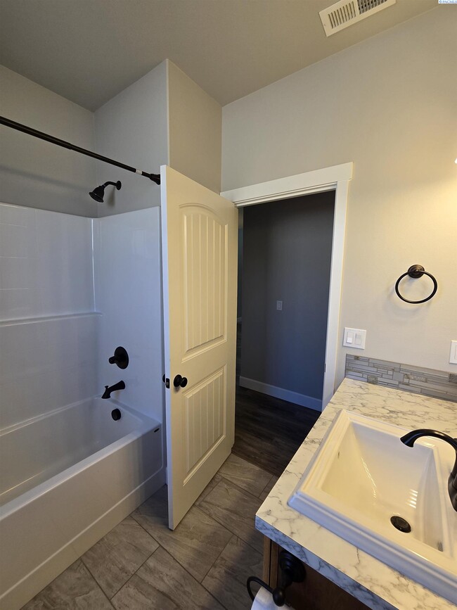 Building Photo - 6 Month Rental in Apple Valley with Lawn C...