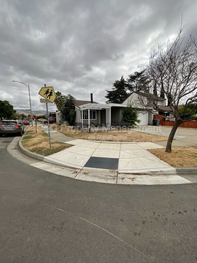 Building Photo - 3872 Tiverton Dr