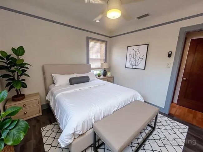 Building Photo - Charming 3 Bedroom 2 Bathroom, Long Beach Home for Lease!