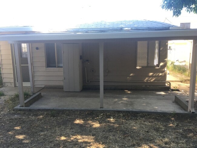 Building Photo - 2 Bedroom, 1 Bathroom Roseville Cottage for Lease.