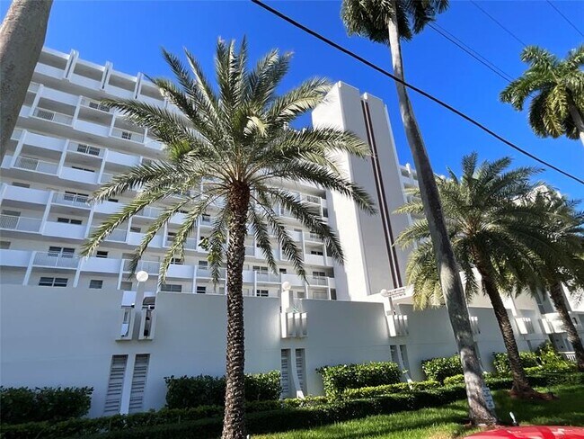 Building Photo - 511 Bayshore Dr