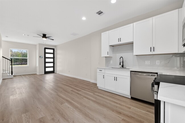 Building Photo - 5523 Haight St