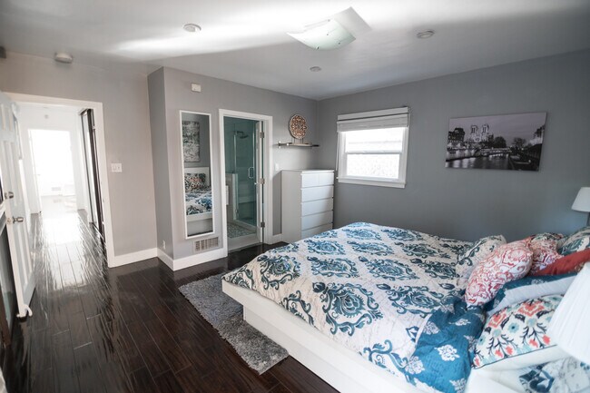 Building Photo - 920 N Beverly Glen Blvd