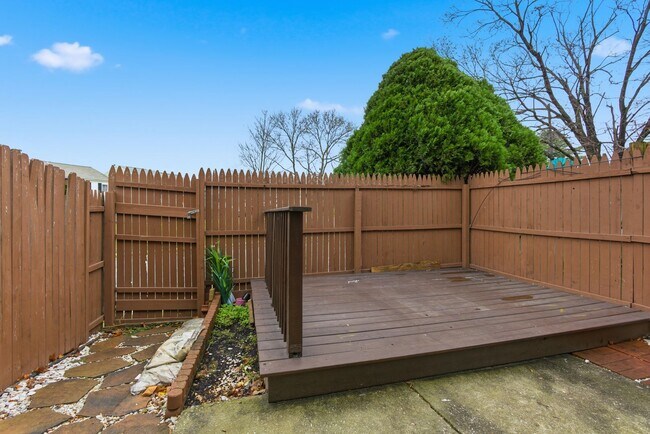 Building Photo - Lovely 3 BR/1.5 BA Townhome in Glen Burnie!