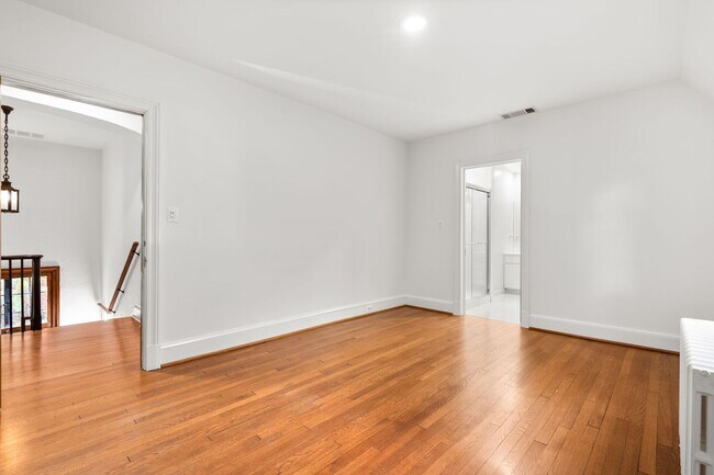 Building Photo - 3 Bed 2.5 Bath - Chevy Chase Colonial - Mo...