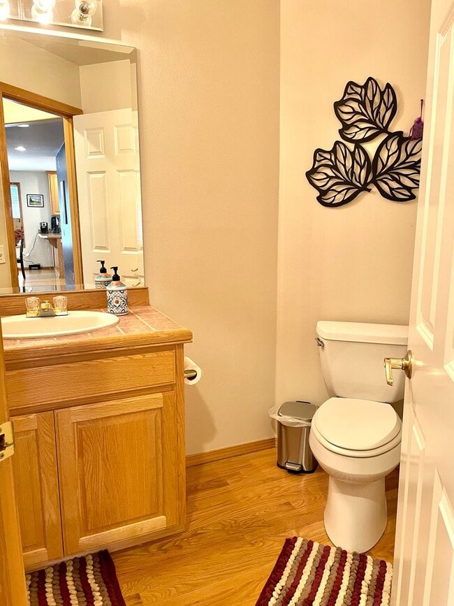 Building Photo - Spacious 4 bedrooms + Den, A/C! Pet(s)!