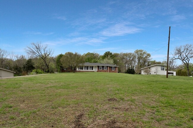 Building Photo - Awesome 3BE/2BA ranch style home in the WestMeade area!
