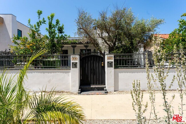 Building Photo - 537 N Poinsettia Pl
