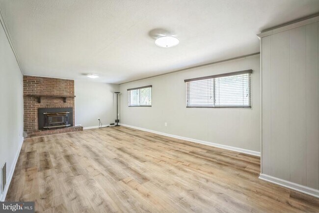 Building Photo - 7826 Glenister Dr