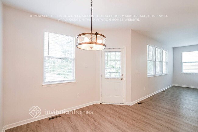 Building Photo - 2223 Dale View Dr