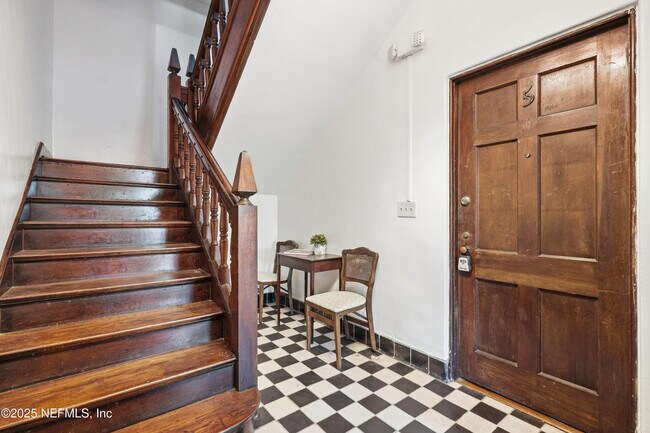 Building Photo - 3319 Pine St