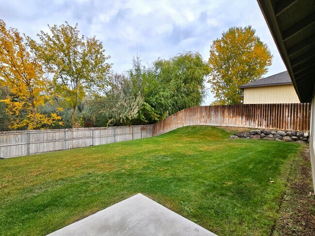 Building Photo - Open, One-Level Living- 4 Bedroom, 2.5 Bath Richland Home with Spacious Backyard