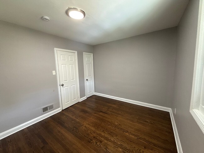 Building Photo - 2 Bedroom Townhome
