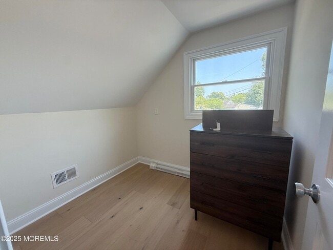 Building Photo - 977 Woodgate Ave