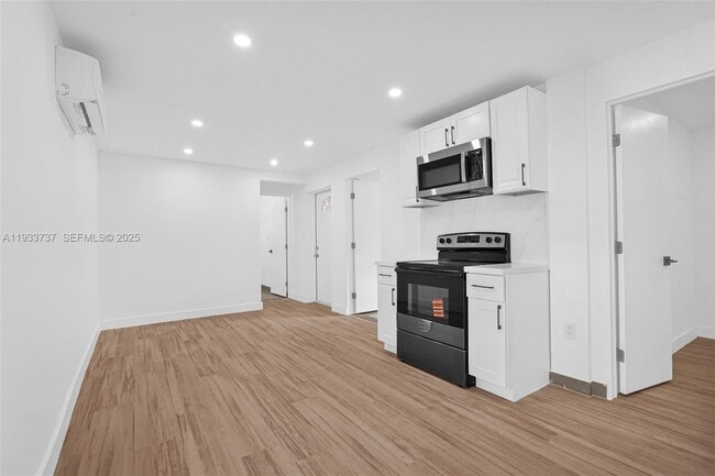 Building Photo - 2419 Coolidge St