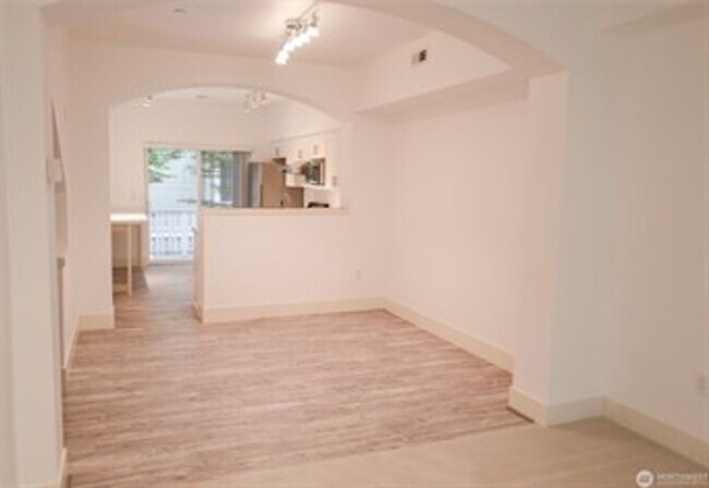 Building Photo - 2Bd/2.25Ba Redmond Townhouse