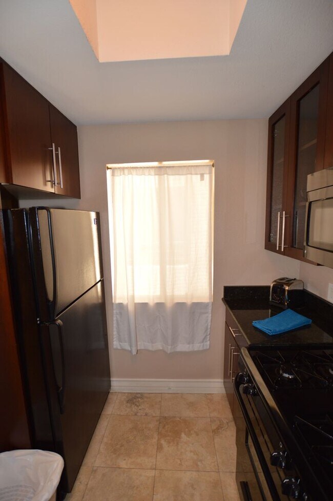 Building Photo - Meridian STUDIO Condo Fully Furnished w/Ma...