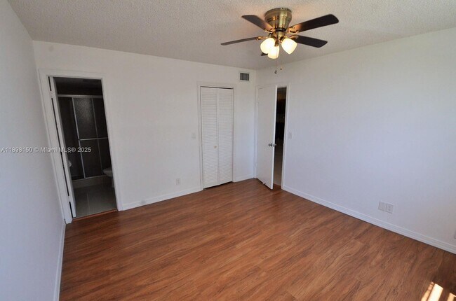 Building Photo - 9949 Sandalfoot Blvd