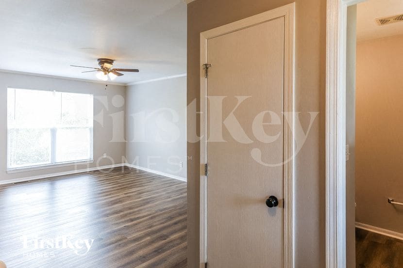 Building Photo - 546 White Fence Dr