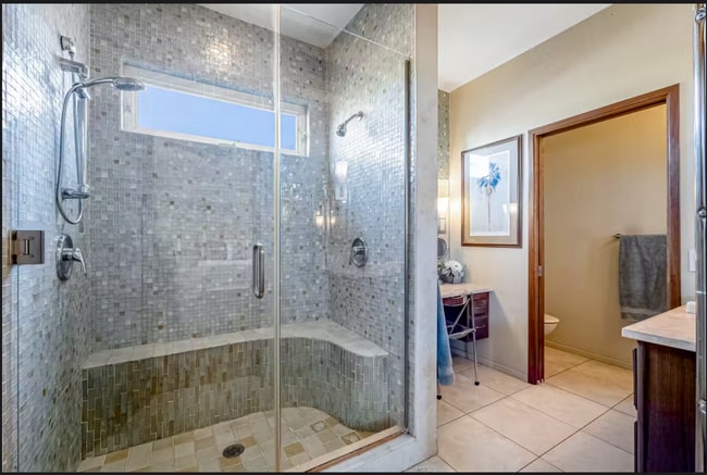Building Photo - Beautiful Furnished Home 2 Blocks from the...