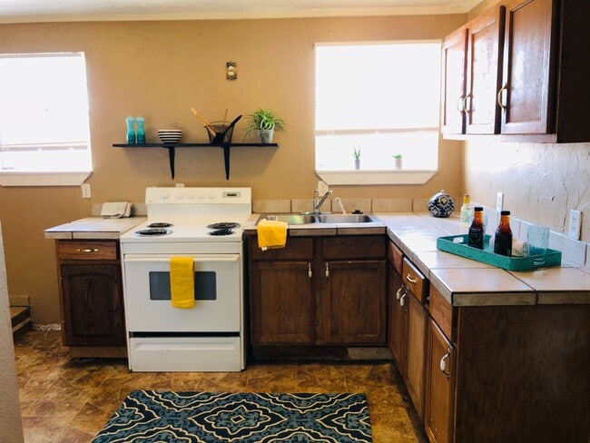 Building Photo - 200 off move in by May 15th!   ALL BILLS PAID! 2 bedrooms with 2 bath rooms that is a upstairs un...