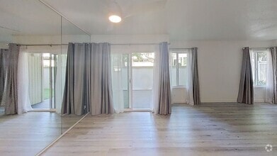 Building Photo - 3/Bedroom Townhouse In Woodland Hills!