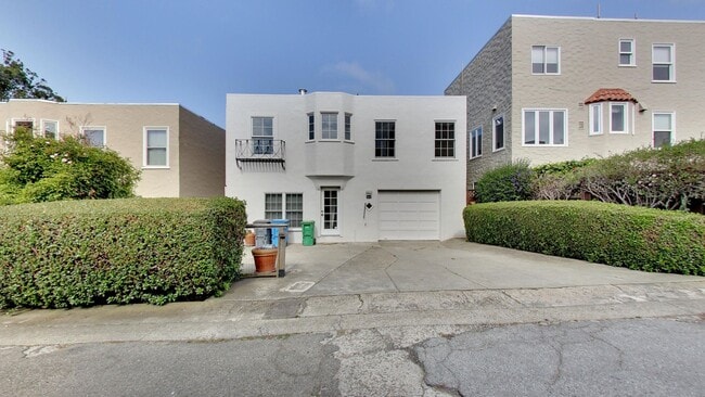 Building Photo - Lakeside 3 Bedroom / 3 Bathroom Single Fam...