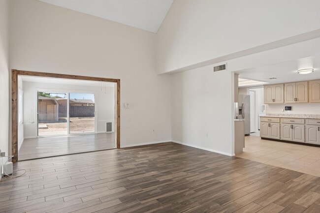 Building Photo - 2423 E Maryland Dr