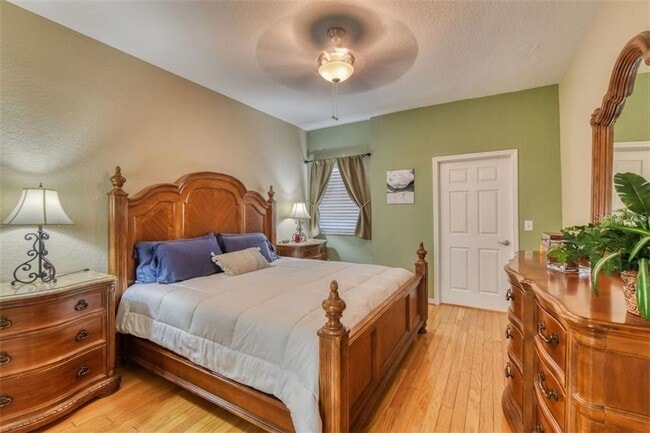 Building Photo - Annual UNfurnished 2/2 condo on top floor ...