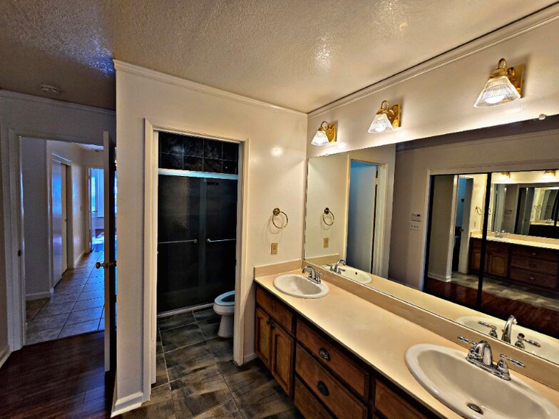 Building Photo - 5938 Land View Dr