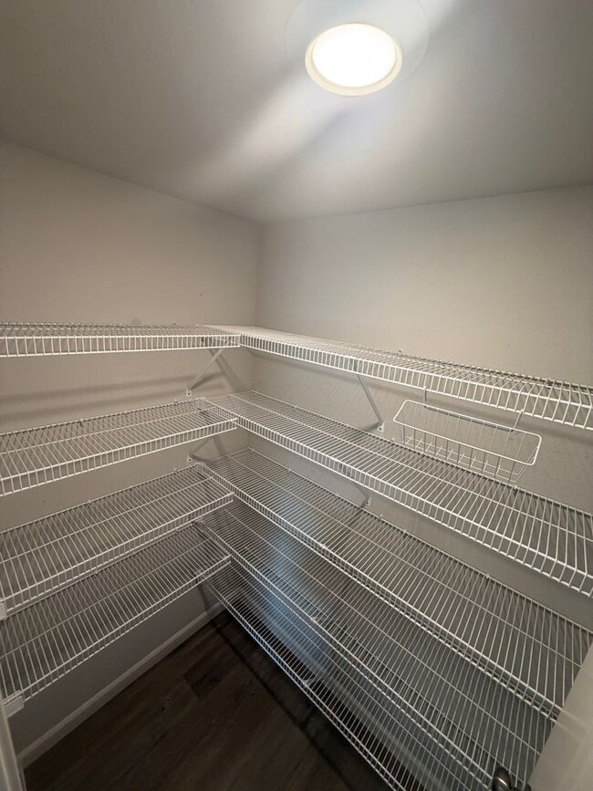 Building Photo - Must See Large Home in HOA Neighborhood!