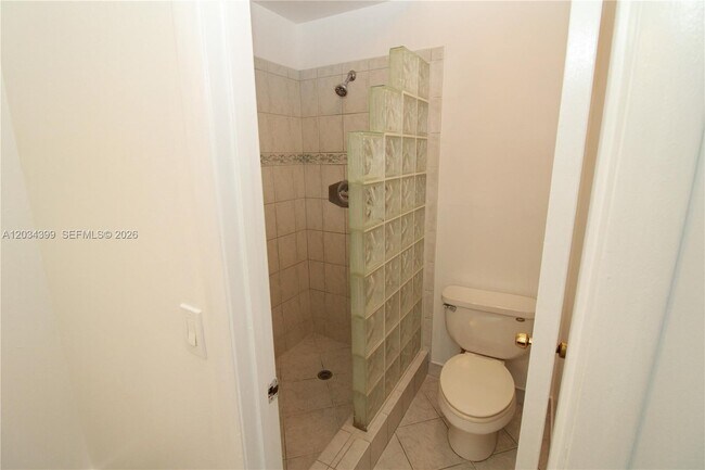 Building Photo - 1423 Avon Ln