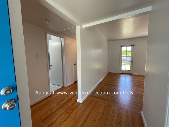Building Photo - Fabulous Hollywood Park home 2BDRM 2BATH + Bonus/Office Room