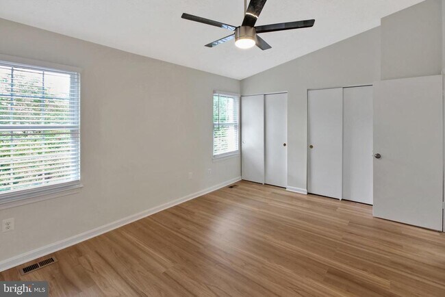 Building Photo - 890 Bayridge Dr
