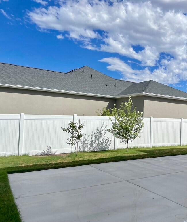 Building Photo - 466 E Delano Peak Rd