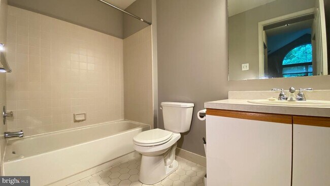 Building Photo - 1010 Foxmeadow Dr