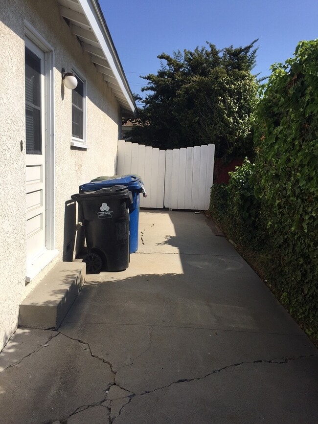 Building Photo - Great Home Near Water Available to View Now