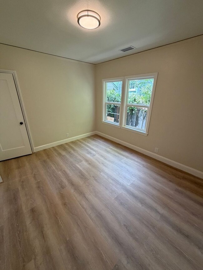 Building Photo - 506-510 N Claremont