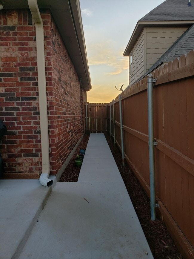 Building Photo - Fantastic home located in West Hill