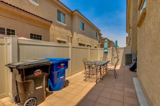 Building Photo - 1367 S Country Club Dr