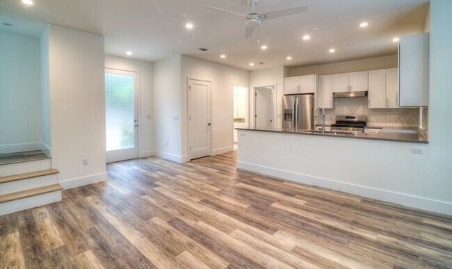 Building Photo - UT PRE-LEASE: Constructed August 2018, Luxury North Campus 3 bed / 3 bath home