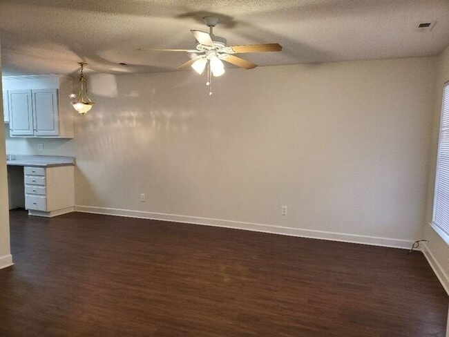 Building Photo - Gorgeous, like new with all stainless appliances!