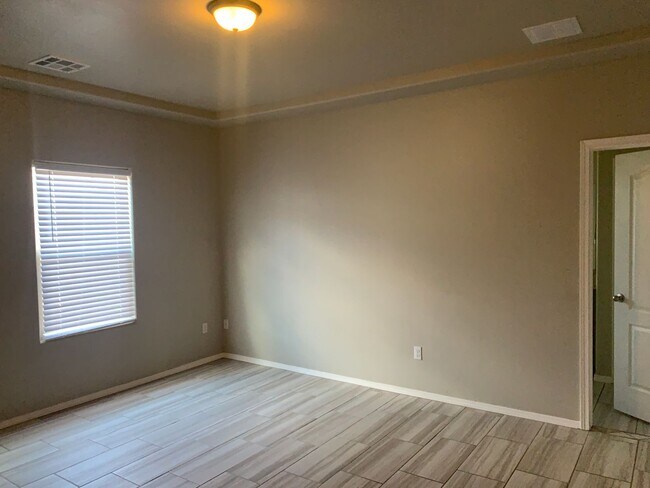 Building Photo - Newer Home in  Metro Park Village