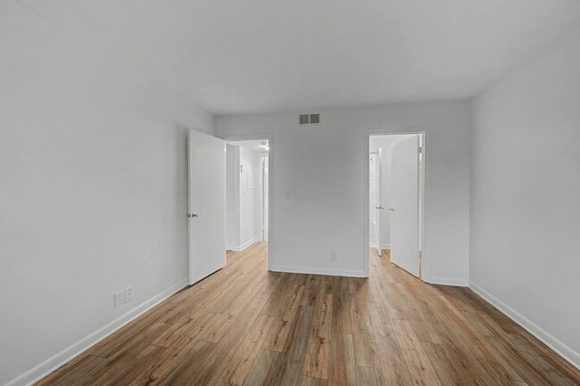 Building Photo - 420 Walton Ln