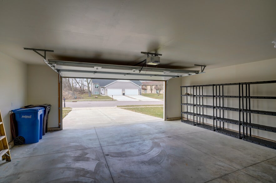 Oversized 2 car garage - 826 Thompson Dr