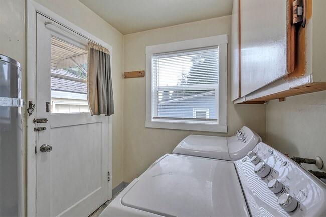 Building Photo - 2 bed 1 bath home in the heart of downtown Forest Grove