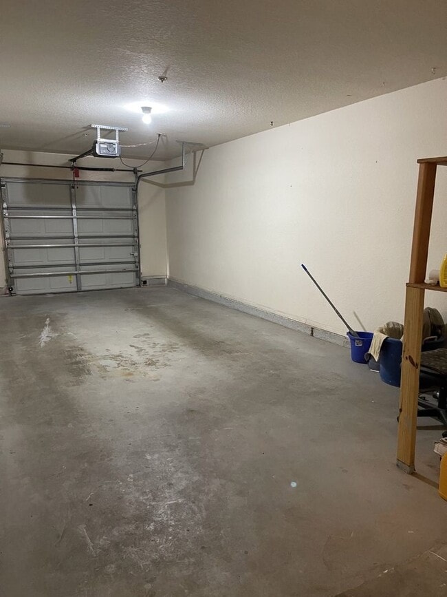 Building Photo - Beautiful 1st floor, 3 bedroom/2 bath cond...