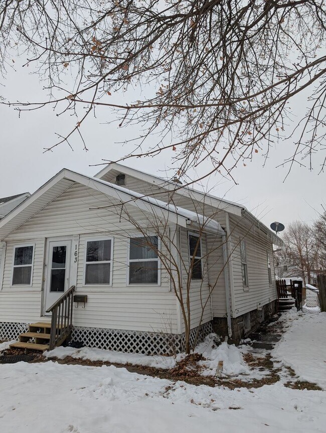 Building Photo - Affordable 2-Bedroom Home in East Moline