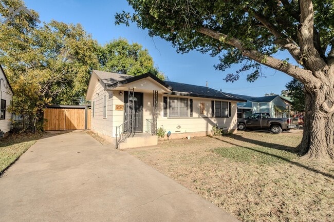 Building Photo - 2920 Featherston Ave